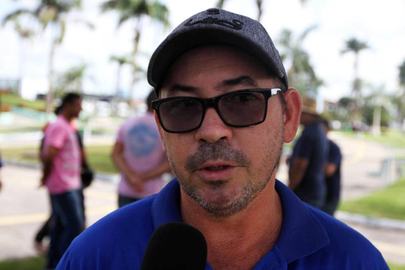 O governador Simão Jatene, na manhã deste sábado (14), no município de Castanhal, nordeste do Pará, assinou oficialmente a lei que regulamenta o serviço de transporte alternativo intermunicipal de passageiros. A cerimônia ocorreu no ginásio Loyola Passarinho. O motorista de transporte alternativo, Augusto Nogueira, 50 anos (foto), há 10 anos, faz o transporte de passageiros entre o município de Marudá e Curuçá, no nordeste do estado.

FOTO: CRISTINO MARTINS / AG. PARÁ
DATA: 14.04.2018
CASTANHAL - PARÁ <div class='credito_fotos'>Foto: Cristino Martins/Ag. Pará   |   <a href='/midias/2018/originais/1356da55-622c-483b-a934-4eb802f160e4.jpg' download><i class='fa-solid fa-download'></i> Download</a></div>