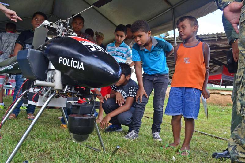 "Acho que ele vai vigiar quem fica fazendo coisa errada, como roubar, por exemplo". A fala de curiosidade é do estudante Isaac Souza, 10 anos. Ele se referia ao drone (foto) apresentado na manhã desta sexta-feira (27) aos alunos da Escola Estadual de Ensino Fundamental e Médio Ruy Paranatinga Barata, localizado no bairro Maracangalha, onde ocorreu à ação "Prevenção é Segurança". A iniciativa promovida pela Secretaria de Estado de Segurança Pública e Defesa Social (Segup) com o objetivo de apresentar equipamentos de segurança, assim como divulgar os diversos serviços de prevenção voltados as ações de combate à criminalidade.
FOTO: ELIELSON MODESTO / ASCOM SEGUP
DATA: 27.04.2018
BELÉM - PARÁ <div class='credito_fotos'>Foto: Elielson Modesto / Ascom Segup | <a href='/midias/2018/originais/1370eeff-d13f-4cee-8e7a-33f5974bb374.jpg' download><i class='fa-solid fa-download'></i> Download</a></div>