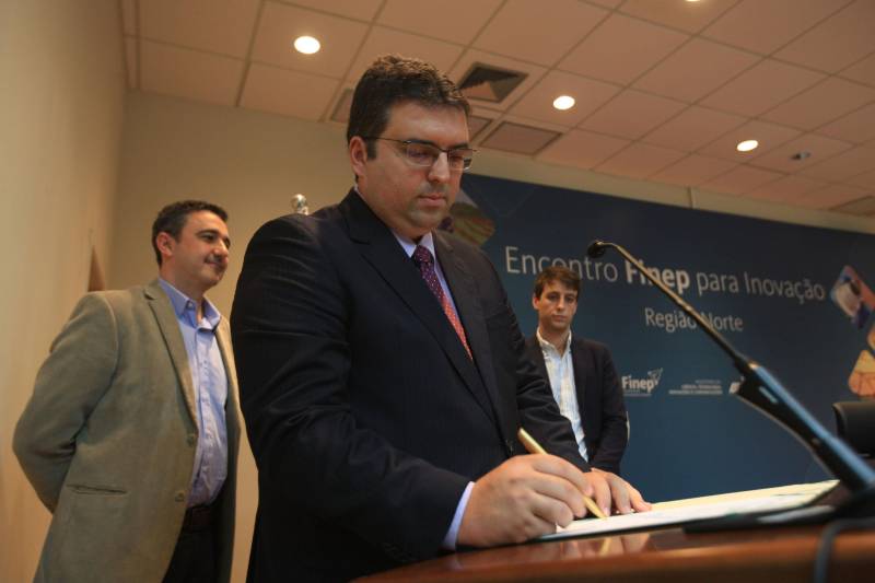 A maior financiadora de estudos e projetos da América Latina, a Financiadora de Estudos e Projetos (FINEP), abriu um escritório em Belém focado no desenvolvimento da pesquisa e inovação na região Norte. A FINEP é uma empresa pública brasileira de fomento à ciência, tecnologia e inovação em empresas, universidades, institutos tecnológicos e outras instituições públicas ou privadas, sediada no Rio de Janeiro.  A empresa é vinculada ao Ministério da Ciência e Tecnologia e Inovação. A inauguração (foto) ocorreu durante a abertura de “Encontro Finep para Inovação”. A abertura contou com a presença do Governador em Exercício Zequinha Marinho, do secretário de Estado de Ciência, Ciência, Tecnologia e Educação Técnica e Tecnológica, Alex Fiuza de Melo e contou com a participação de autoridades do Ministério da Ciência, Tecnologia, Inovações e Comunicações (Mctic), da Finep, do Governo do Estado do Pará, além de representantes de instituições locais.

FOTO RODOLFO OLIVEIRA / AG. PARÁ
DATA: 19.12.2018
BELÉM - PARÁ
 <div class='credito_fotos'>Foto: Rodolfo Oliveira/Ag. Pará   |   <a href='/midias/2018/originais/137d6968-d9b3-4a52-8b0e-d62b98a960c5.jpg' download><i class='fa-solid fa-download'></i> Download</a></div>