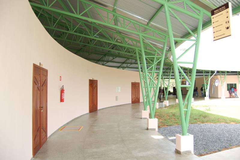 O Governo do Estado inaugurou nesta quarta-feira (19) o Complexo de Visitação do Parque Estadual de Monte Alegre, na região Oeste do Pará. O complexo está localizado na Área de Proteção Ambiental Paytuna, entre as comunidades Ererê, Maxirá, Paytuna, Maxirazinho, Lajes e Santana. O espaço conta com pórtico de entrada, centro de visitação, circuito de malocas, trilha, estruturas para visitação dos dois principais sítios arqueológicos desta área - a Serra da Lua e a Pedra do Mirante - e servirá como um importante equipamento para preservação do patrimônio arquelógico, histórico, além de fomentar a educação ambiental e patrimonial entre os estudantes e a população em geral.

FOTO: MÁCIO FERREIRA / AG. PARÁ
DATA: 20.12.2018
MONTE ALEGRE - PARÁ <div class='credito_fotos'>Foto: MÁCIO FERREIRA/ AG. PARÁ   |   <a href='/midias/2018/originais/138280e9-5659-4e23-91ad-aef6734acfb3.jpg' download><i class='fa-solid fa-download'></i> Download</a></div>