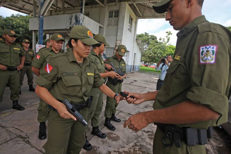 “A sociedade está prestes a receber novos policiais, profissionais prontos e treinados para defender o cidadão. Mesmo ainda não tendo encerrado o curso, já me sinto um PM. A instituição pode ter certeza que estarei sempre de pronto-emprego para atender no que ela precisar de mim”. A fala do aluno do Centro de Formação, dita nesta segunda-feira (7) durante uma aula do Curso de Formação e Aperfeiçoamento de Praças (CFAP) da Polícia Militar do Pará, demonstra o sentimento dos cerca de 2 mil homens e mulheres que estão próximos de encerrar o curso e iniciar seus trabalhos nas ruas. Em Belém, na sede do CFAP, estão em fase de conclusão da formação, cerca de 500 alunos (foto), entre homens e mulheres. Já no interior do Estado, outros 1. 500 passam pelo curso que também acontece nos municípios Conceição do Araguaia, Itaituba, Santarém, Marabá, Parauapebas, Castanhal, Santa Izabel do Pará, Tucuruí, Paragominas, Capanema, Bragança, Altamira, Barcarena, Soure e Breves. A previsão é que no início de agosto deste ano, todos já estejam efetivamente nas ruas. Aprovados no último concurso público da instituição, os futuros policiais estão desde outubro de 2017 participando de um novo modelo formação. De acordo com o major Arthur Silva, sub-comandante do CFAP, a mudança na grade do curso quase dobrou o número de horas aula.
FOTO: RODOLFO OLIVEIRA / AG. PARÁ
DATA: 08.05.2018
BELÉM - PARÁ <div class='credito_fotos'>Foto: Rodolfo Oliveira/Ag. Pará | <a href='/midias/2018/originais/139294dd-c54a-45bf-b0b3-4ce23d09c6d6.jpg' download><i class='fa-solid fa-download'></i> Download</a></div>
