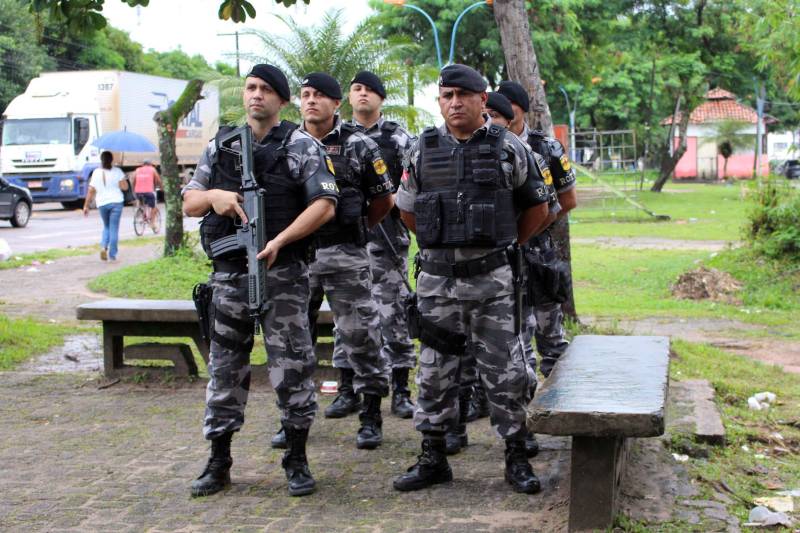 Nenhuma ocorrência grave foi registrada, no bairro do Tapanã, pelo Centro Integrado de Operações (CIOP) desde a última quinta-feira (11) até às 6h da manhã desta segunda-feira (19). Esse resultado se deve a ação integrada dos órgãos do Sistema de Segurança Pública do estado e município, chamada de “Operação Ocupação”. No total, foram utilizados 293 viaturas e 113 motos no reforço do policiamento. Para o coronel Marco Antônio Rocha, chefe do Departamento Geral de Operações da Polícia Militar, a “Ocupação Tapanã”, como foi batizada a operação no bairro do Tapanã, obteve números positivos devido ao comprometimento dos agentes envolvidos e à integração entre os órgãos de segurança.
FOTO: ASCOM / POLÍCIA MILITAR
DATA: 19.03.2018
BELÉM - PARÁ <div class='credito_fotos'>Foto: Ascom Polícia Militar | <a href='/midias/2018/originais/1394ecfe-24f4-49a9-b4fc-6fb52bf2d929.jpg' download><i class='fa-solid fa-download'></i> Download</a></div>