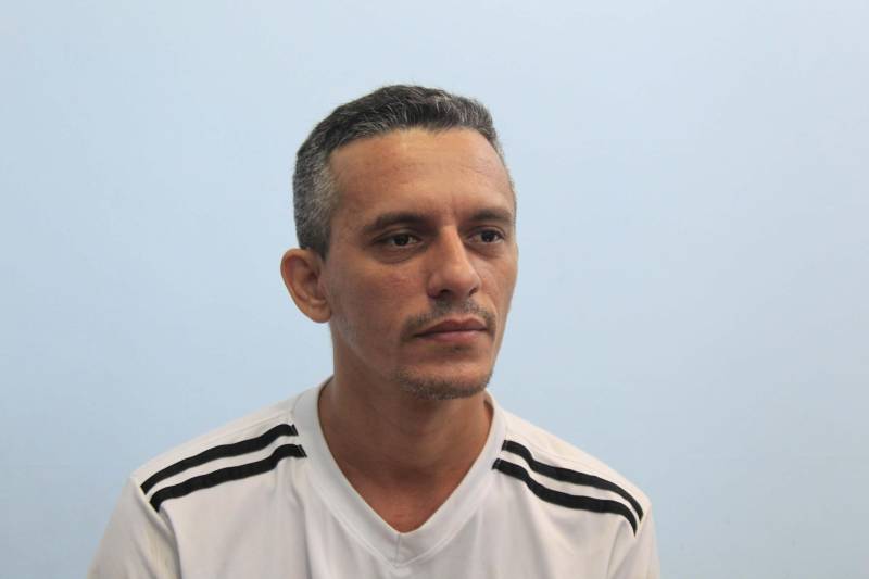 Há cinco anos a vida de Kelen Aráujo, 32 anos, mudou. Após a prisão do marido, ela passou a cuidar e sustentar sozinha os quatro filhos do casal. Com a ajuda do auxílio-reclusão, benefício concedido aos dependentes de presos que antes da prisão contribuíram com o Instituto Nacional do Seguro Social – INSS. O auxílio-reclusão é um direito que está previsto na Constituição Federal, a partir da Lei nº 8.213, publicada um ano após a criação do INSS, que dispõe sobre os Planos de Benefícios da Previdência Social, o benefício é um dos direito dos dependentes do segurado que for recluso em regime semiaberto ou fechado e que não receba remuneração da empresa, auxílio-doença, aposentadoria ou abono de permanência. O benefício, no valor de um salário mínimo (R$ 954), é concedido somente durante o período de reclusão do contribuinte. Na foto, o interno Luiz Renato Melo, 33 anos.
FOTO: AKIRA ONUMA / ASCOM SUSIPE
DATA: 27.06.2018
<div class='credito_fotos'>Foto: Akira Onuma / Ascom Susipe | <a href='/midias/2018/originais/13a395a4-3628-45a9-80fa-68f2a2bc52e1.jpg' download><i class='fa-solid fa-download'></i> Download</a></div>