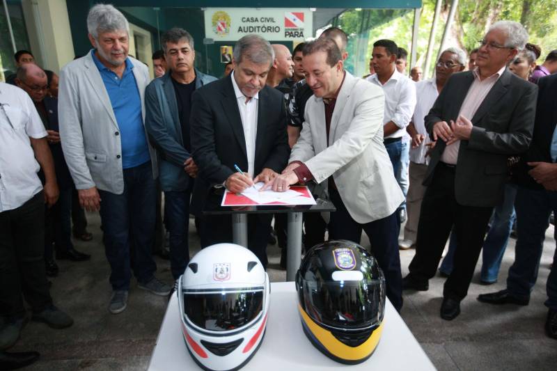 Polícia Militar, Guarda Municipal e Secretarias Municipais de Segurança Pública de 17 cidades do interior paraense receberam motos para ampliar o policiamento ostensivo e para atender ocorrências em suas sedes. Os veículos adquiridos pelo Governo do Estado são provenientes de emenda parlamentar de três deputados da Assembleia Legislativa do Pará (ALEPA), e entregues (foto) nesta segunda-feira (28) durante cerimônia na sede da Casa Civil, em Belém. Ao todo foram entregues 44 motos do modelo Honda XRE 300 CC, todas com kit sinalizador acústico e visual, rastreador, dois capacetes e queixeiras. Prefeitos, secretários de segurança, representantes das polícias, guardas municipais e deputados estiveram presentes na solenidade e ressaltaram a importância de ampliar a frota de veículos para dar apoio a segurança dos municípios.
FOTO: MÁCIO FERREIRA / AG. PARÁ
DATA: 28.05.2018
BELÉM - PARÁ <div class='credito_fotos'>Foto: MÁCIO FERREIRA/ AG. PARÁ | <a href='/midias/2018/originais/13a457f0-e612-48f0-89fd-6d611b7371f5.jpg' download><i class='fa-solid fa-download'></i> Download</a></div>