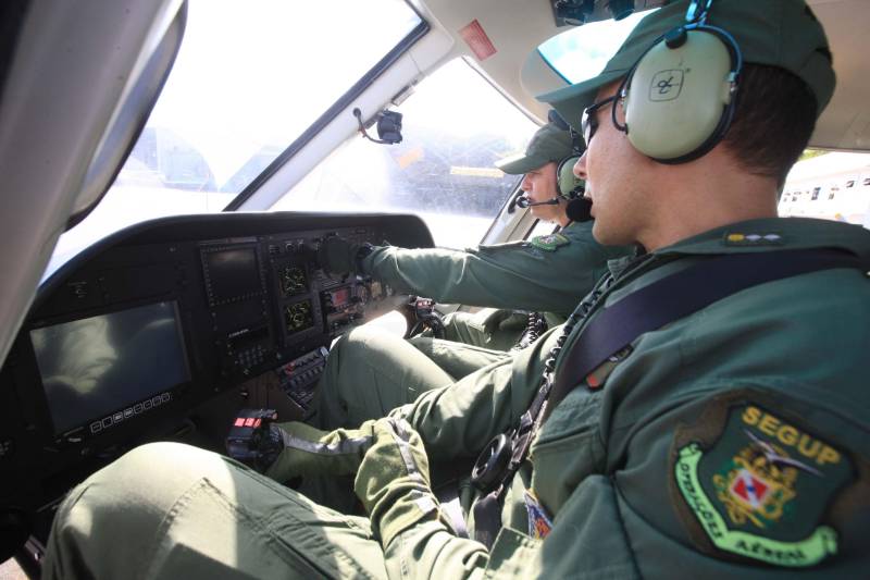 “Devo a vida do meu filho à atuação do Graesp (Grupamento Aéreo de Segurança Pública, na foto). Se não fosse pelo empenho deles no resgate, o João não teria resistido”. O depoimento emocionado é do sargento da Polícia Militar do Pará, Marcelo Serrano. Em abril do ano passado, o filho dele, João Marcel, então com 3 anos, perfurou o pulmão depois de cair de uma ponte. O acidente foi no município de São Sebastião da Boa Vista, no Marajó. Na ocasião, o Graesp foi acionado e iniciou o resgate da criança em direção a Belém. Em uma corrida contra o tempo, 40 minutos depois o menino começava a ser atendido em um hospital na capital. Se o transporte tivesse sido de barco, como normalmente ocorre na região, levaria oito horas e, pela gravidade da situação, o pequeno Marcel não teria resistido.

FOTO: RODOLFO OLIVEIRA / AG. PARÁ
DATA: 21.05.2018
BELÉM - PARÁ <div class='credito_fotos'>Foto: Rodolfo Oliveira/Ag. Pará   |   <a href='/midias/2018/originais/13a58a19-db06-4d22-8c21-44c3cb04a859.jpg' download><i class='fa-solid fa-download'></i> Download</a></div>