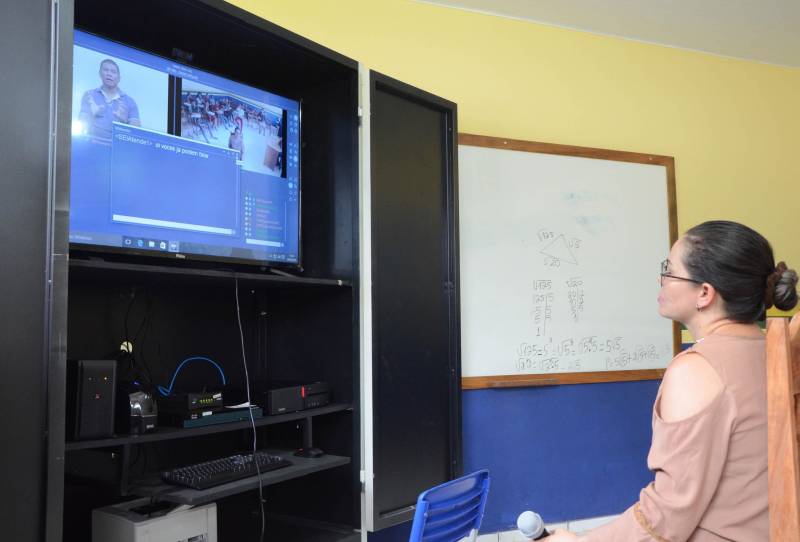 Estudantes da vila Enche Concha, no município de Cachoeira do Piriá, a 250 km de Belém, assistiram pela primeira vez, na última quarta-feira (14), à aula do Sistema Educacional Interativo (SEI), que a Secretaria de Estado de Educação (Seduc) está implantando para ampliar o ensino médio em localidades de difícil acesso no interior. A professora Edilene Aguiar (foto) auxiliou pessoalmente os estudantes, em sala de aula, a formarem opinião sobre o tema.
FOTO: RAI PONTES / ASCOM SEDUC
DATA: 14.03.2018
CACHOEIRA DO PIRIÁ - PARÁ <div class='credito_fotos'>Foto: Rai Pontes/Ascom Seduc | <a href='/midias/2018/originais/13a5a390-1ff8-456b-b26d-1346d333f081.jpg' download><i class='fa-solid fa-download'></i> Download</a></div>
