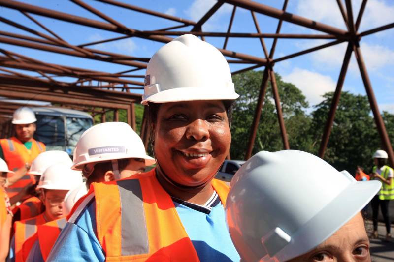 Vivian Andrade (foto), aluna da FPPA, disse que estava muito feliz por visitar o prolongamento da Avenida João Paulo II e pela receptividade dos responsáveis pela obra. “Eu estou achando muito bonito o trabalho de vocês, excelente! Que continue, porque essa obra é muito linda”, declarou.
FOTO: ROLDOFO OLIVEIRA / AG. PARÁ
DATA: 03.05.2018
BELÉM - PARÁ <div class='credito_fotos'>Foto: Rodolfo Oliveira/Ag. Pará | <a href='/midias/2018/originais/13a8f034-f435-4115-bb0c-0d6d66bbfdbb.jpg' download><i class='fa-solid fa-download'></i> Download</a></div>