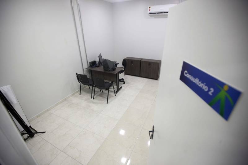 “Fiz questão de trazer minha filha para seu primeiro exercício de cidadania que é ter uma carteira de identidade, ainda mais em um local como este, que permite resolvermos várias pendências com mais conforto e praticidade”, comemorou o senhor Genival de Oliveira, 40 anos, pai da pequena Gabrielle, 8 anos. A família de seu Genival é uma das milhares que serão beneficiadas no município de Parauapebas, no sudeste paraense, com orientações e serviços de diversos órgãos estaduais em um único local: a Estação Cidadania. O espaço, localizado no Shopping Karajás, foi entregue oficialmente à população na manhã deste sábado (19). A cerimônia contou com a presença de secretários de Estado, parlamentares, entre outras autoridades locais. Esta é a segunda Estação Cidadania da região. A primeira é a de Marabá.
FOTO: THIAGO GOMES / AG. PARÁ
DATA: 19.05.2018
PARAUAPEBAS - PARÁ <div class='credito_fotos'>Foto: Thiago Gomes /Ag. Pará | <a href='/midias/2018/originais/13b42221-bcbf-4d25-b44b-3037a88d5f5e.jpg' download><i class='fa-solid fa-download'></i> Download</a></div>