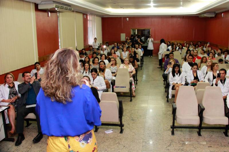 O hospital Ophir Loyola promoveu nesta quinta-feira (22), a formatura de novos especialistas nas áreas de Oncologia em Cuidados Paliativos, de Enfermagem em Atenção ao Câncer e de Cirurgia e Traumatologia Buco-maxilofacial.
FOTO: FELIPE TIAGO / DIVULGAÇÃO
DATA: 22.02.2018
BELÉM - PARÁ <div class='credito_fotos'>Foto: FELIPE TIAGO / DIVULGAÇÃO | <a href='/midias/2018/originais/13b8896a-9081-402b-bafc-ce98ae3463cc.jpg' download><i class='fa-solid fa-download'></i> Download</a></div>