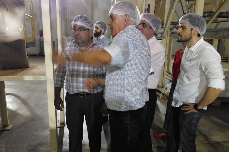 A indústria de processamento de derivados de cacau Ocra Cacau da Amazônia Ltda., instalada na estrada do Tapanã, em Belém, já iniciou a produção de nibs de cacau (grãos tostados e quebrados), etapa que será concluída até 15 de março. A fábrica, instalada numa área de 18 mil metros quadrados, com meta de produção plena até junho de 2019, foi visitada pelo secretário de Estado de Desenvolvimento Econômico, Adnan Demachki, junto com o presidente da Companhia de Desenvolvimento Econômico do Pará, Fábio Lúcio Costa, e de equipe técnica, na tarde de quarta-feira (21).
FOTO: ASCOM SEDAP
DATA: 21.02.2018
BELÉM - PARÁ <div class='credito_fotos'>Foto: Ascom Sedap | <a href='/midias/2018/originais/13c052de-2e24-4c5c-9e80-6db4a2c88276.jpg' download><i class='fa-solid fa-download'></i> Download</a></div>