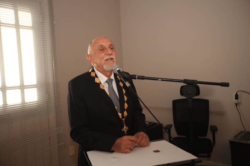 O Governo do Estado do Pará concedeu hoje 230 comendas do Mérito Grão-Pará (foto), a mais alta do Estado, a autoridades e servidores que se destacaram nos últimos oito anos de serviços prestados à população. “O ciclo que encerramos hoje não encerra nossa missão de servir ao público, porque uma vez servidores públicos, trabalhando em benefício da população, nunca mais deixamos de sê-lo, pois essa missão fica gravada em nossos corações”, disse o governador Simão Jatene aos agraciados. O governador entregou, pessoalmente, uma a uma as condecorações.  Das 230 medalhas, 14 foram no grau de Grande Oficial, 60 no grau de Comendador, 8 no grau de Oficial e 11 no grau de Cavaleiro aos servidores civis. Entre os militares, 4 receberam no grau de Comendador, 38 de Oficial e 109 no grau de Cavaleiro.

FOTO: CRISTINO MARTINS / AG. PARÁ
DATA: 31.12.2018
BELÉM - PARÁ <div class='credito_fotos'>Foto: Cristino Martins/Ag. Pará   |   <a href='/midias/2018/originais/13c17f74-5978-4883-9d57-bef47245e1e6.jpg' download><i class='fa-solid fa-download'></i> Download</a></div>