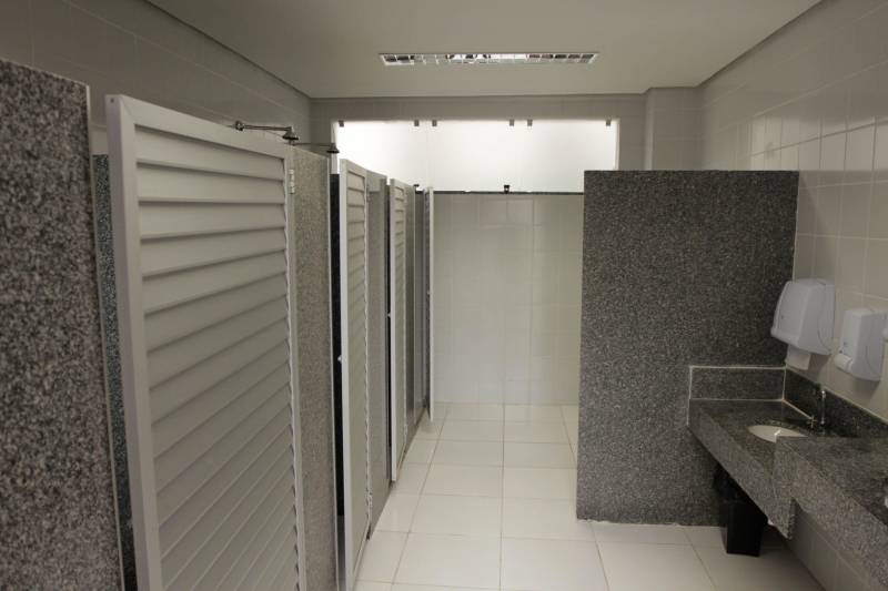 Restaurante self service, rampa de acesso, nova fachada, câmeras de vigilância e elevadores elétricos. O prédio-sede da Secretaria Estadual de Meio Ambiente e Sustentabilidade (Semas), em Belém, continua no mesmo lugar, mas parece novo. Após um processo de reforma, o prédio foi entregue aos servidores nesta sexta-feira, 16, pelo governador Simão Jatene.
FOTO: CRISTINO MARTINS / AG. PARÁ
DATA: 16.03.2018
BELÉM - PARÁ <div class='credito_fotos'>Foto: Cristino Martins/Ag. Pará | <a href='/midias/2018/originais/13c345fc-3b37-41df-b34e-baea11f92611.jpg' download><i class='fa-solid fa-download'></i> Download</a></div>