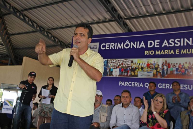 Onze municípios do sul e sudeste paraense recebem recursos do Estado para recuperar ruas e vicinais atingidas pelas enchentes e fortes chuvas que caem na região. Em agenda oficial nesta sexta-feira (6), o governador Simão Jatene assinou, pela manhã, no Parque de Exposições Valeu Boi Leilões, em Rio Maria, os convênios que garantem o repasse de cerca de R$ 4 milhões. As obras de caráter emergencial serão executadas pelas prefeituras em parceria com a Secretaria de Estado de Transportes (Setran). O objetivo é recuperar a trafegabilidade nessas localidades e assegurar o direito de ir e vir da população. Na manhã desta sexta, foram assinados nove convênios, com os municípios de Redenção, Pau D’Arco, São Félix do Xingu, Santa Maria das Barreiras, Tucumã, Água Azul do Norte, Xinguara, Bannach e Rio Maria. Além da Setran, participam da ação o Centro Regional de Governo do Sudeste do Pará e a Defesa Civil. “O valor do investimento em cada município vai depender da necessidade verificada pelas equipes do Estado e das prefeituras. O recurso não será usado para reconstruir vias, mas para restabelecer a trafegabilidade”, disse o secretário de Transportes, Kléber Menezes. Na foto, o prefeito de Rio Maria, Paulo Barros Dias (camisa amarela).
FOTO: ANTÔNIO SILVA / AG. PARÁ
DATA: 06.04.2018
RIO MARIA - PARÁ <div class='credito_fotos'>Foto: Antônio Silva/Ag. Pará | <a href='/midias/2018/originais/13c4f9fa-a218-4a3e-90ef-bc4c9e129131.jpg' download><i class='fa-solid fa-download'></i> Download</a></div>