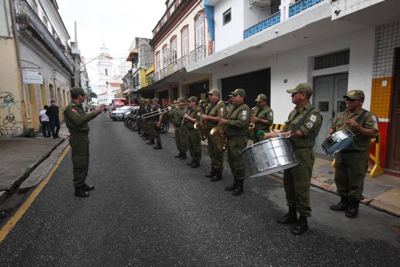 Leia Braúna mora há dois anos e meio no bairro da Cidade Velha e vê com alegria a instalação de uma sede da Polícia Militar na Rua Dr. Assis, bem pertinho de sua casa. O novo prédio da 1ª Companhia do 2º Batalhão da PM foi inaugurado na tarde desta quinta-feira, 5, e agora além de estar mais acessível aos moradores dos bairros da Campina, Reduto e Cidade Velha, oferece melhores condições de trabalho aos militares. O local foi cedido pela Arquidiocese de Belém em fevereiro deste ano de forma gratuita e por tempo indeterminado. Antes disso, a sub-unidade funcionava no 3º andar da seccional do Comércio. O Major Luiz Octávio, comandante do 2º Batalhão, informa que a Companhia atua com 165 policiais militares, que atendem cerca de 24 mil moradores da área. “A proximidade da Polícia Militar com a comunidade é um ponto primordial da instalação da 1ª Companhia, além de ser estratégico, porque se coloca em uma posição de atendimento rápido tanto ao Reduto, quanto para Campina e a própria Cidade Velha”, afirmou o oficial.
FOTO: CARLOS SODRÉ / AG. PARÁ
DATA: 05.04.2018
BELÉM - PARÁ <div class='credito_fotos'>Foto: Carlos Sodré/Agência Pará | <a href='/midias/2018/originais/13c7225d-424f-4068-a12c-73e4d873cbdf.jpg' download><i class='fa-solid fa-download'></i> Download</a></div>