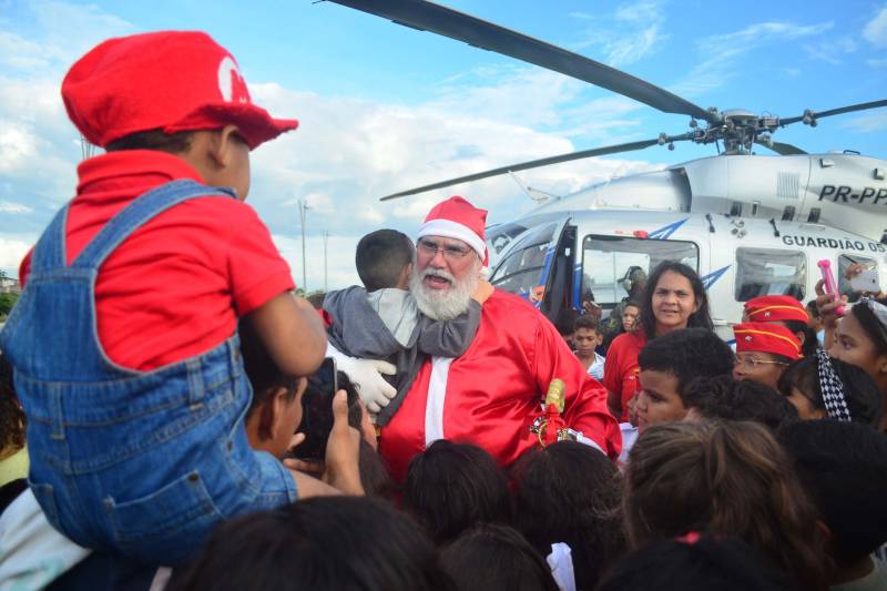 Uma tarde para não sair da memória de centenas de crianças que participaram na tarde desta sexta-feira, 7, do Natal com Segurança promovido pela Secretaria de Estado de Segurança Pública e Defesa Social (Segup). Com olhos atentos para o céu, meninos e meninas receberam com emoção o delegado de polícia que se tornou Papai Noel por um dia. Ele chegou ao Portal da Amazônia em um helicóptero do Grupamento Aéreo de Segurança Pública (Graesp) causando emoção aos presentes. Na foto, no papel do bom velhinho, o diretor de Polícia Metropolitana, Aldo Botelho não deixou de falar às crianças do grande presente que elas todas possuem e a emoção de estar participando do momento natalino.

FOTO: ELIELSON MODESTO / ASCOM SUSIPE
DATA: 08.12.2018
BELÉM - PARÁ <div class='credito_fotos'>Foto: Elielson Modesto / Ascom Segup   |   <a href='/midias/2018/originais/13c8a551-0e6a-4768-9c4a-268cf536667c.jpg' download><i class='fa-solid fa-download'></i> Download</a></div>