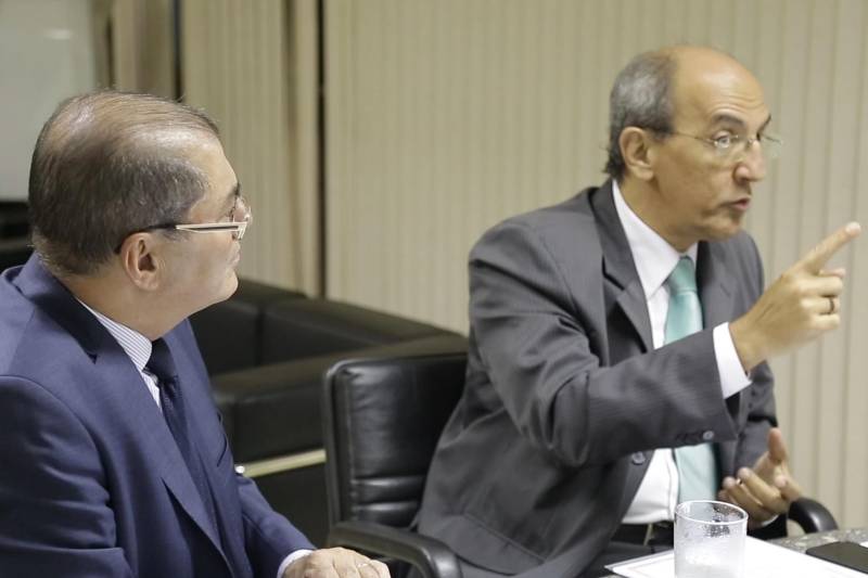 O Governo do Pará e o governo federal trabalharão juntos no combate à criminalidade no Estado. O secretário de Segurança Pública e Defesa Social, Luiz Fernandes (e), se reuniu nesta terça-feira (17) com o ministro Extraordinário da Segurança Pública, Raul Jungmann, em Brasília (DF), para definir uma série de ações que podem ser desenvolvidas de forma conjunta na área de segurança. O deputado federal Arnaldo Jordy (PPS/PA) (d) participou do encontro.
FOTO: DANILO OLIVEIRA / DIVULGAÇÃO
DATA: 17.04.2018
BRASÍLIA - DF <div class='credito_fotos'>Foto: DANILO OLIVEIRA | <a href='/midias/2018/originais/13ca1b7e-abdd-4bde-b0bf-1af73a754e53.jpg' download><i class='fa-solid fa-download'></i> Download</a></div>