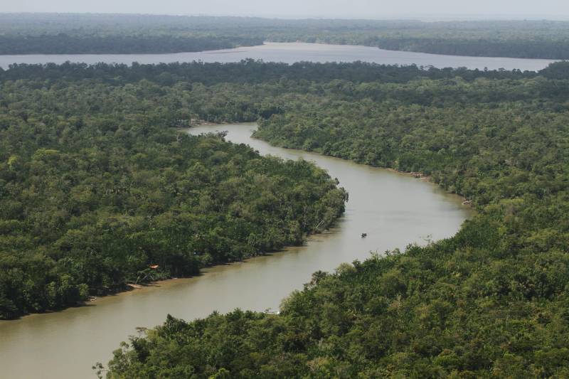 As questões climáticas e escassez de recursos hídricos no mundo são alguns dos problemas enfrentados na atualidade. Essas questões se dão, entre outros fatores, à diminuição da cobertura florestal provocada pelo desmatamento na Amazônia. Para conter essa prática ilegal, o governo do Pará tem investido cada vez mais em políticas públicas de preservação e sustentabilidade, com ações integradas entre a Secretaria de Estado de Meio Ambiente (Semas), Programa Municípios Verdes (PMV) e Instituto de Desenvolvimento Florestal e da Biodiversidade do Estado do Pará (Ideflor-bio), entre outras instituições.
FOTO: CRISTINO MARTINS / ARQUIVO AG. PARÁ
DATA: 18.12.2015
<div class='credito_fotos'>Foto: Cristino Martins/Ag. Pará | <a href='/midias/2018/originais/13ef025a-5c11-4cb5-8843-4f9aed8d24fb.jpg' download><i class='fa-solid fa-download'></i> Download</a></div>