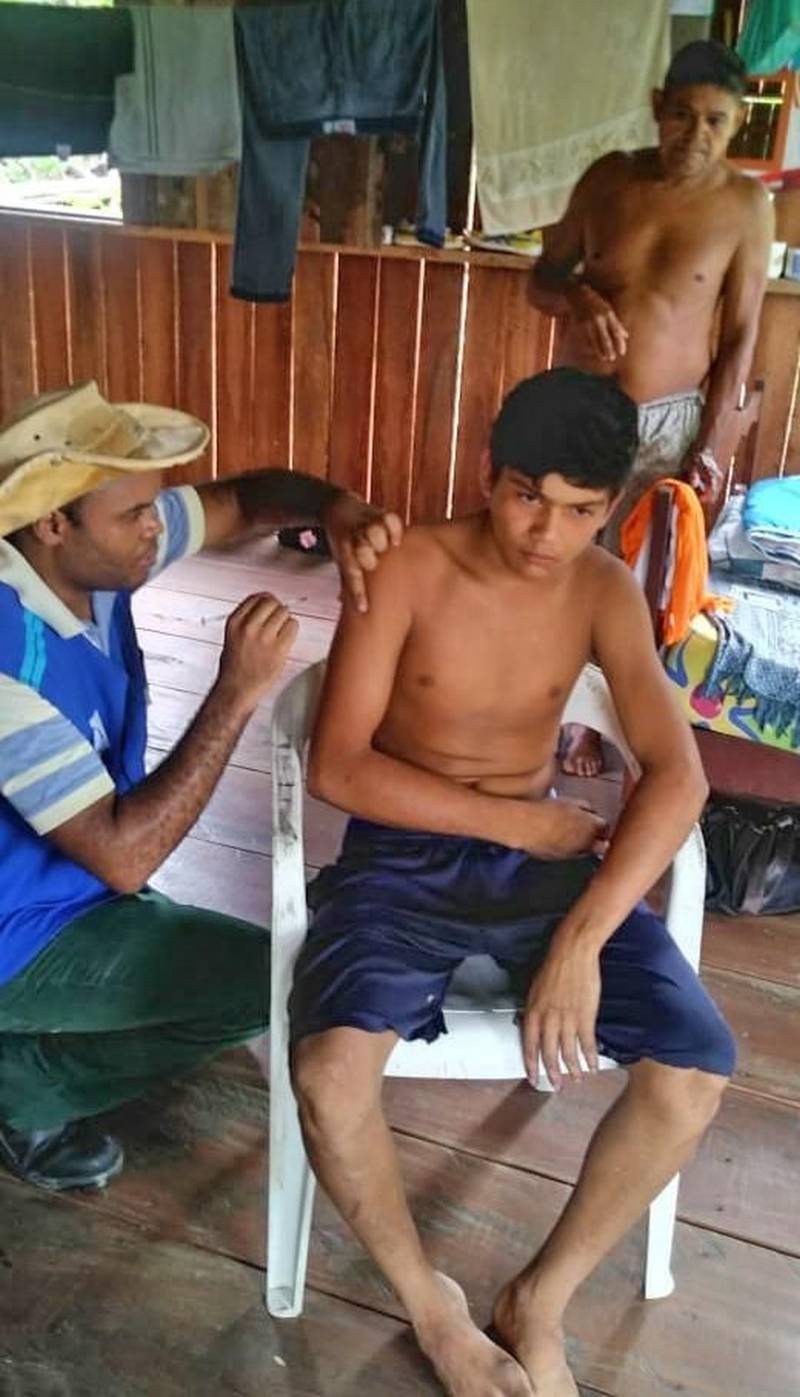Mais de 3 mil doses de vacinas antirrábicas e 500 soros antirrábicos foram encaminhados ao município de Melgaço, na Ilha do Marajó,  nesta terça-feira, 22, para reforçar as ações de prevenção e investigação ao vírus da raiva humana. No total foram 5 mil vacinas e 1 mil soros entregues durante o trabalho das equipes da Vigilância Epidemiológica e Vigilância em Saúde estadual, iniciado desde o dia 4 de maio, quando a Sespa foi notificada de casos suspeitos de raiva humana na região. As ações (foto) se concentram em localidades ao longo do rio Laguna, cerca de 70 km da sede de Melgaço, onde residem aproximadamente 3.000 pessoas. Cerca de 780 pessoas iniciaram a vacinação, que é administrada em quatro doses. Também foram entregues 500 mosquiteiros para a proteção dessa população. Até o início desta terça-feira, 22 de maio, foram notificados 14 casos de raiva humana, com oito óbitos, sendo três confirmados laboratorialmente para a doença pelo Instituto Evandro Chagas (IEC). Dos casos notificados, dois foram descartados, pois não evoluíram para o quadro clínico dos demais e receberam alta.  Até o momento, quatro pacientes seguem internados, sendo três no Hospital da Santa Casa, em Belém, e um no Hospital Regional de Breves. Todos estão em estado considerado grave. Coletas sorológicas foram realizadas em pacientes que foram internados, inclusive os que morreram. As amostras também foram encaminhadas para o Instituto Pasteur, onde estão sendo analisadas.

FOTO: ASCOM / SESPA
DATA: 22.05.2018
MELGAÇO - PARÁ <div class='credito_fotos'>Foto: ASCOM SESPA   |   <a href='/midias/2018/originais/13f6f028-9134-46f6-b42b-655db03473d9.jpg' download><i class='fa-solid fa-download'></i> Download</a></div>