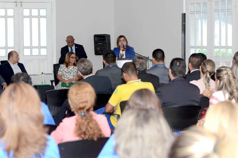 O Selo Comemorativo aos 60 anos dos Jogos Estudantis Paraenses (JEPs) foi lançado nesta segunda-feira (18) pela Secretaria de Estado de Educação (Seduc). A cerimônia, que ocorreu no auditório do Palácio do Governo do Estado, em Belém, reuniu autoridades, dirigentes esportivos, professores e atletas em uma festa do esporte estudantil. Na foto, a secretária de Estado de Educação Ana Claudia Serruya Hage.

FOTO: FERNANDO NOBRE / ASCOM SEDUC
DATA: 18.06.2018
BELÉM - PARÁ <div class='credito_fotos'>Foto: FERNANDO NOBRE/ASCOM SEDUC   |   <a href='/midias/2018/originais/13fd9bb0-a14d-4dcb-a107-6f3893d4da31.jpg' download><i class='fa-solid fa-download'></i> Download</a></div>