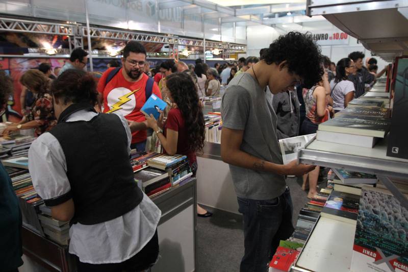 Corredores do Hangar Centro de Convenções durante a XXII Feira Pan-Amazônica do Livro, que começou neste sábado (2), em Belém. Um grande público compareceu ao segundo dia da feira, aproveitando as atrações culturais e as exposições nos estandes de livros na tarde de domingo.
FOTO: CRISTINO MARTINS / AG. PARÁ
DATA: 03.06.2018
BELÉM - PARÁ <div class='credito_fotos'>Foto: Cristino Martins/Ag. Pará | <a href='/midias/2018/originais/13fdd263-56e9-4f54-b2d3-a46d23cfc377.jpg' download><i class='fa-solid fa-download'></i> Download</a></div>