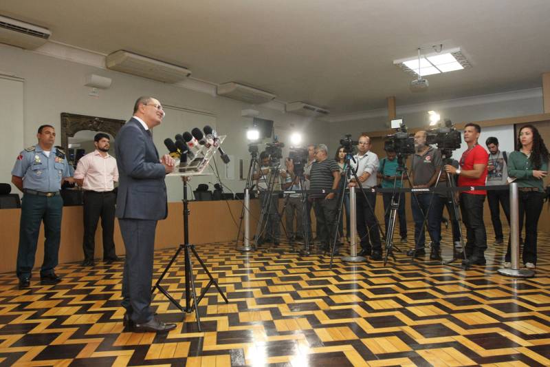 Esforço concentrado, foco definido, inteligência ampliada e força maior, para obter resultados concretos e imediatos. Este é o novo momento da segurança pública no Pará, a partir desta quarta-feira (21), com a apresentação do novo secretário de Estado de Segurança Pública e Defesa Social do Pará, Luiz Fernandes Rocha. Às 16h, logo depois de apresentar o detalhamento de seu plano de ações ao governador Simão Jatene, Luiz Fernandes fala à imprensa em entrevista coletiva à Imprensa, no auditório do Palácio do Governo. O plano de ações é dividido em tópicos, com 10 eixos de enfrentamento do crime, cada um deles com coordenação própria, sem prejuízo do trabalho integrado. Dentre esses eixos, será intensificado o combate a toda modalidade de roubos, assaltos, homicídios, violência contra a mulher e tráfico de drogas, ocorrências que mais incomodam a população.
FOTO: CRISTINO MARTINS / AG. PARÁ
DATA: 21.02.2018
BELÉM - PARÁ <div class='credito_fotos'>Foto: Cristino Martins/Ag. Pará | <a href='/midias/2018/originais/1400cd7c-8bec-486a-8f4e-61aa875b45cc.jpg' download><i class='fa-solid fa-download'></i> Download</a></div>