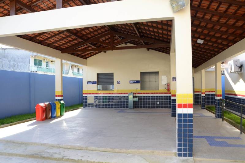 A Secretaria de Estado de Educação (Seduc) entrega as obras de mais duas escolas na Região Metropolitana de Belém. Na manhã desta quarta-feira (13) será inaugurada a Escola de Ensino Fundamental e Médio Professora Consuelo Coelho de Souza (foto), em Ananindeua, e na sexta-feira (15) a população receberá a Escola de Ensino Fundamental e Médio Jorge Lopes Raposo, no Distrito de Icoaraci. Com um investimento total de R$ 7,5 milhões, oriundos do financiamento obtido pelo Estado no Banco Interamericano de Desenvolvimento (BID), as obras de reforma e ampliação dos dois estabelecimentos de ensino beneficiam 2.482 alunos, e integram um pacote de quase 100 projetos do Programa de Melhoria da Qualidade e Expansão da Educação Básica,  executado pela Seduc no contexto do Pacto pela Educação.

FOTO: FERNANDO NOBRE / ASCOM SEDUC
DATA: 12.06.2018
BELÉM - PARÁ <div class='credito_fotos'>Foto: FERNANDO NOBRE/ASCOM SEDUC   |   <a href='/midias/2018/originais/1407995d-d396-4ecd-a9a4-f8554581fc90.jpg' download><i class='fa-solid fa-download'></i> Download</a></div>