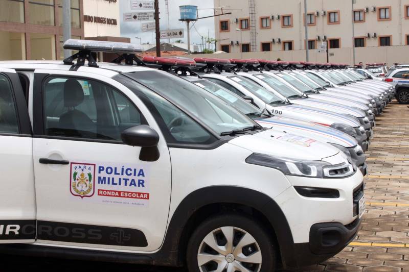 O Governador do Estado, Simão Jatene, também entregou para a região mais de 90 viaturas (foto) , 65 caminhonetes e 27 carros utilitários (pálios weekend), com destaque para duas da patrulha rural e uma para ronda escolar específica para Marabá. O Secretário de Estado de Segurança Pública, Luiz Fernandes, ressaltou que os veículos vão substituir a frota nas regiões sul e sudeste. “Surgiu uma demanda do policiamento rural, e já uma semana depois, por determinação do governador, já trouxemos as viaturas e já temos o policiamento disponível para fazer esse patrulhamento, que vai iniciar na região sudeste, mas se estenderá para a região sul e nordeste do estado. Hoje estamos substituindo toda a frota de veículos da região sul e sudeste, além disso o governador determinou onde tiver policiamento vai ter uma viatura, e já foi apresentado para a região os novos policiais que tomaram posse, nós não temos mais nenhum município sem delegado”, pontuou. Outras conquistas citada pelo Secretário da SEGUP foi o aumento do Núcleo de Apoio à Investigação e a criação de um conselho regional para acompanhar as ações de segurança pública.
FOTO: SIDNEY OLIVEIRA / AG. PARÁ
DATA: 06.04.2018
MARABÁ - PARÁ <div class='credito_fotos'>Foto: Sidney Oliveira/Ag. Pará | <a href='/midias/2018/originais/140d43a1-649f-4073-9a7e-b67596ee461d.jpg' download><i class='fa-solid fa-download'></i> Download</a></div>