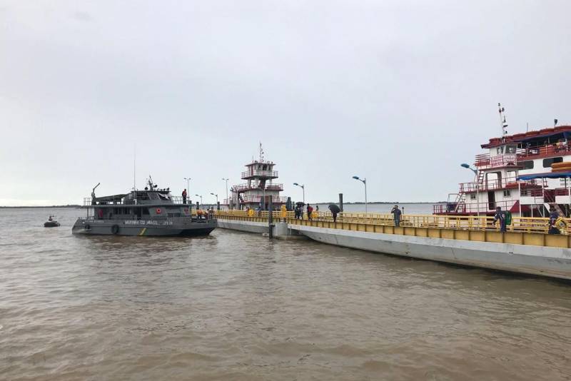 O 4º Grupamento de Bombeiros Militar (4º GBM) participou no início da manhã desta terça-feira (5) de operação de busca e resgate de passageiros e tripulantes que estavam a bordo da lancha da empresa Veloz, que faz linha para a região do Tapará, no município de Santarém, no oeste do Estado.

FOTO: ASCOM / 4º GBM
DATA: 05.06.2018
SANTARÉM - PARÁ <div class='credito_fotos'>Foto: ASCOM / 4º GBM   |   <a href='/midias/2018/originais/14191427-1e55-4a6d-8064-5e080c2bbbc5.jpg' download><i class='fa-solid fa-download'></i> Download</a></div>