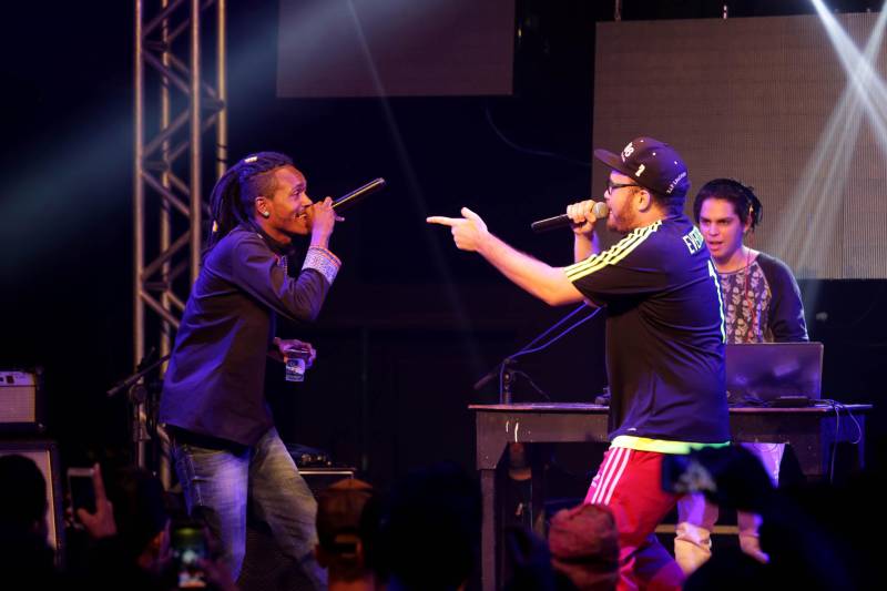 Uma noite de sons, ritmos e emoções. Assim pode ser definido o show da Mostra Protótipo, realizado na noite desta quinta-feira (21) no Teatro Universitário Cláudio Barradas, em Belém. Os artistas da Orquestra Pau e Cordista, Azul Dossel, A Troca, DK, Inesita, Tula Tânia, Caruana, Gael Conhece o Mar, Pelé do Manifesto e Everton MC (foto), e Toni Link levantaram o público do teatro com as 10 músicas selecionadas pela Cultura Rede de Comunicação no projeto.
FOTO: CAMILA LIMA / PORTAL CULTURA
DATA: 21.06.2018
BELÉM - PARÁ <div class='credito_fotos'>Foto: CAMILA LIMA / PORTAL CULTURA | <a href='/midias/2018/originais/1419657d-3d1d-4ad4-9d7a-9e6cf815b205.jpg' download><i class='fa-solid fa-download'></i> Download</a></div>