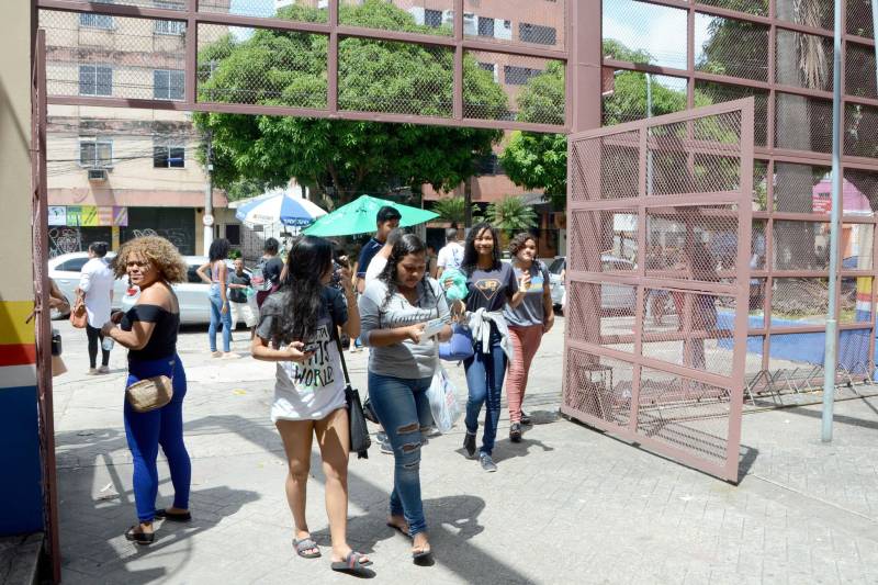 Estudantes de todo o Pará realizaram, neste domingo (11), a segunda prova do Exame Nacional do Ensino Médio. Durante cinco horas, eles resolveram 90 questões de Matemática e Ciências da Natureza (com Física, Química e Biologia).
FOTO: FERNANDO NOBRE / ASCOM SEDUC
DATA: 11.11.2018
BELÉM - PARÁ <div class='credito_fotos'>Foto: FERNANDO NOBRE/ASCOM SEDUC | <a href='/midias/2018/originais/141bafd3-ed89-4b99-9412-8704aaf98422.jpg' download><i class='fa-solid fa-download'></i> Download</a></div>