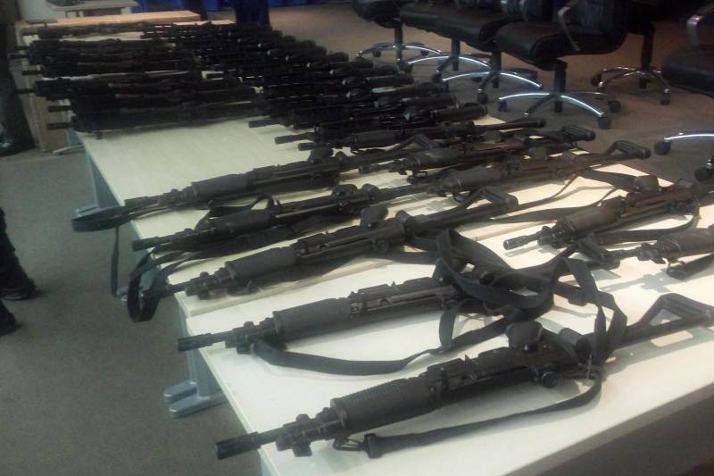 Em reunião com diretores de Divisões Especializadas, realizada na Delegacia-Geral de Polícia Civil, em Belém, nesta terça-feira (3), foram apresentadas as novas armas, recém-adquiridas pelo governo do Estado, para uso em ações de enfrentamento ao crime. São fuzis T4 calibre 556, e carabinas de calibres CT 30 e ponto 40, considerados as armas mais modernas encontradas atualmente no mercado.
FOTO: ASCOM POLÍCIA CIVIL
DATA: 03.04.2018
BELÉM - PARÁ <div class='credito_fotos'>Foto: Ascom Polícia Civil | <a href='/midias/2018/originais/1424d5a4-1f9a-4ebc-8366-a01c70d0aca3.jpg' download><i class='fa-solid fa-download'></i> Download</a></div>