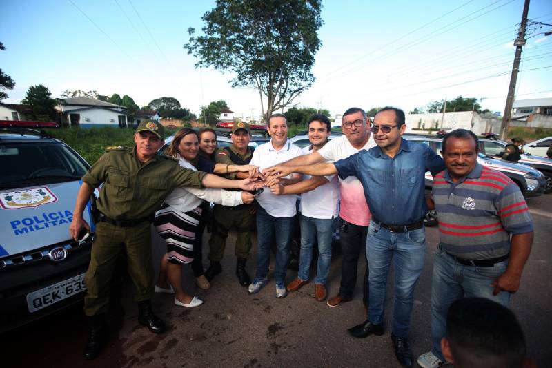 Os batalhões de Policiamento da PM de Barcarena e Abaetetuba (foto), no Baixo Tocantins, receberam na tarde desta quinta-feira (21), 14 viaturas e 20 motocicletas para o reforço da segurança pública nas cidades. Os dois municípios pertencem ao Comando de Policiamento Regional IX, que realiza o policiamento em 10 municípios da região. O CPR IX também está formando 134 novos policias que deverão ser integrados ao policiamento no mês de julho. Participaram da entrega o comandante geral da PM, coronel Hilton Benigno, o presidente da Assembleia Legislativa do Pará (Alepa), deputado estadual Márcio Miranda e os deputados Ana Cunha e Celso Sabino. O coronel Hilton Benigno comentou que toda a frota de veículos da PM foi renovada. “A renovação traz melhores condições de trabalho ao policial”, afirmou.
FOTO: THIAGO GOMES / AG. PARÁ
DATA: 21.06.2018
ABAETETUBA- PARÁ <div class='credito_fotos'>Foto: Thiago Gomes /Ag. Pará | <a href='/midias/2018/originais/1424f6dd-7233-49fc-932d-a200422e361c.jpg' download><i class='fa-solid fa-download'></i> Download</a></div>
