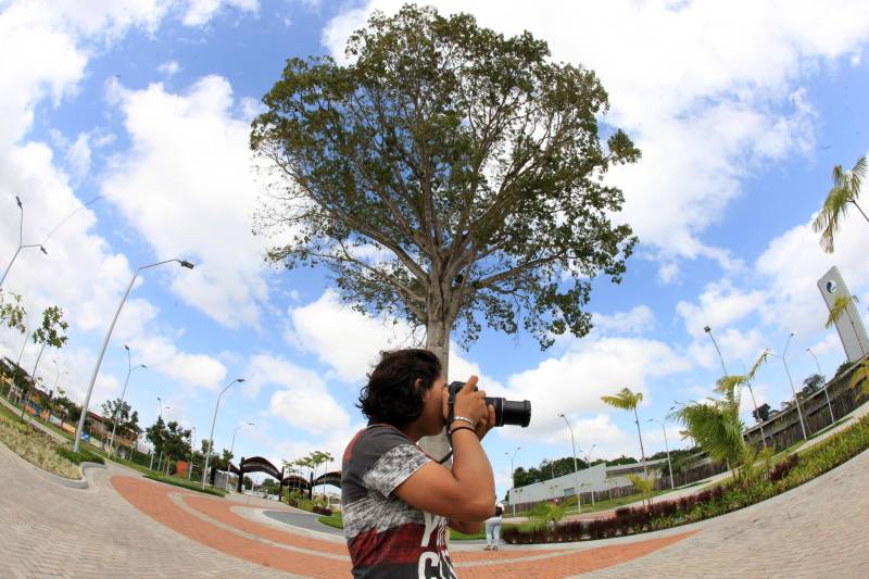 Observar seu entorno e aprimorar o próprio olhar. Este é o princípio da oficina de fotografia ministrada pelo fotojornalista Sidney Oliveira, que desde a última segunda-feira, 5, está no Centro Comunitário da Comunidade Pantanal, no bairro do Curió-Utinga, onde 17 jovens participam do Projeto Biizu, que abriu assim suas atividades de 2018.
FOTO: RODOLFO OLIVEIRA / AG. PARÁ
07.03.2018
BELÉM - PARÁ <div class='credito_fotos'>Foto: Rodolfo Oliveira/Ag. Pará | <a href='/midias/2018/originais/14444205-7f8a-4ba5-aea1-b737e7370360.jpg' download><i class='fa-solid fa-download'></i> Download</a></div>