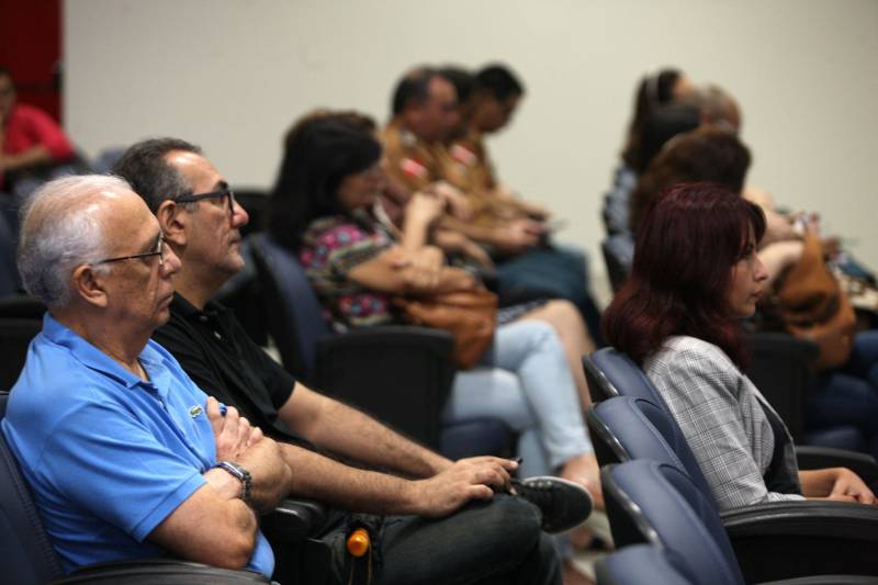 Operária de uma fábrica local de papel, Helenice Barbosa participou pela primeira vez na vida de uma audiência pública, na manhã desta segunda-feira (23), no auditório do Instituto de Gestão Previdenciária do Estado do Pará (Igeprev). Na ocasião estava sendo elaborado o orçamento do Estado do Pará para o exercício de 2019. “Foi um aprendizado muito importante, não fazia ideia do quanto poderia aprender sobre orçamento público”, disse ao final do evento sobre a Lei de Diretrizes Orçamentárias (LDO). A LDO, um dos mais importantes instrumentos normativos do novo sistema orçamentário brasileiro, estabelece as diretrizes para o próximo exercício financeiro, que compreende às metas e prioridades da Administração Pública Estadual, a estrutura e organização dos orçamentos, as diretrizes gerais para elaboração e execução dos orçamentos do Estado e suas alterações, as normas para monitoramento e avaliação dos programas de governo, as disposições relativas às despesas do Estado com pessoal e as alterações na legislação tributária e a política de aplicação de recursos financeiros pelas agências financeiras oficiais de fomento.
FOTO: SIDNEY OLIVEIRA / AG. PARÁ
DATA: 23.04.2018
BELÉM - PARÁ <div class='credito_fotos'>Foto: Sidney Oliveira/Ag. Pará | <a href='/midias/2018/originais/14488357-61c5-4571-a0b6-45f975f78c80.jpg' download><i class='fa-solid fa-download'></i> Download</a></div>