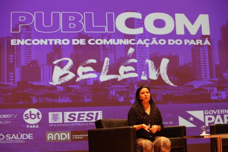 Todas as pessoas que deixaram o teatro onde acontece o Publicom Belém 2018 saíram animadas com o primeiro dia de evento, que encerrou às 20h desta segunda-feira (11). Ter a oportunidade de conhecer mais sobre temas atuais, conhecer de perto profissionais de sucesso da área de comunicação e trocar experiências com estudantes e outros profissionais da área foram os benefícios mais citados por quem participou do evento, que já acontece desde 2013. Na foto, a jornalista Luciana Abade.
FOTO: RODOLFO OLIVEIRA / AG. PARÁ
DATA: 11.06.2018
BELÉM - PARÁ <div class='credito_fotos'>Foto: Rodolfo Oliveira/Ag. Pará | <a href='/midias/2018/originais/145165d6-5246-49d5-9f96-9fd6f3d4d6cf.jpg' download><i class='fa-solid fa-download'></i> Download</a></div>