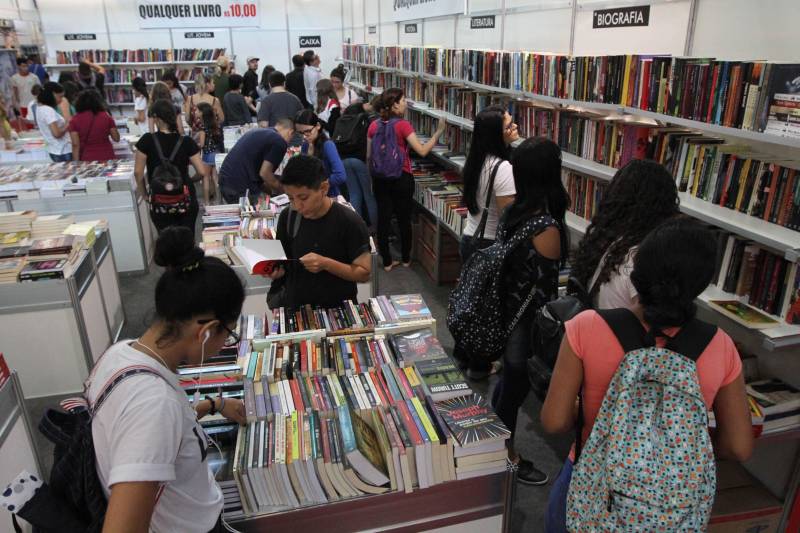 Quarto dia da  XXII Feira Pan-Amazônica do Livro, no Hangar Centro de Convenções da Amazônia, em Belém. 

 FOTO: CRISTINO MARTINS / AG. PARÁ 
DATA: 03.06.2018 
BELÉM - PARÁ <div class='credito_fotos'>Foto: Cristino Martins/Ag. Pará   |   <a href='/midias/2018/originais/145192ed-1c45-4a1f-9105-4c3550871312.jpg' download><i class='fa-solid fa-download'></i> Download</a></div>