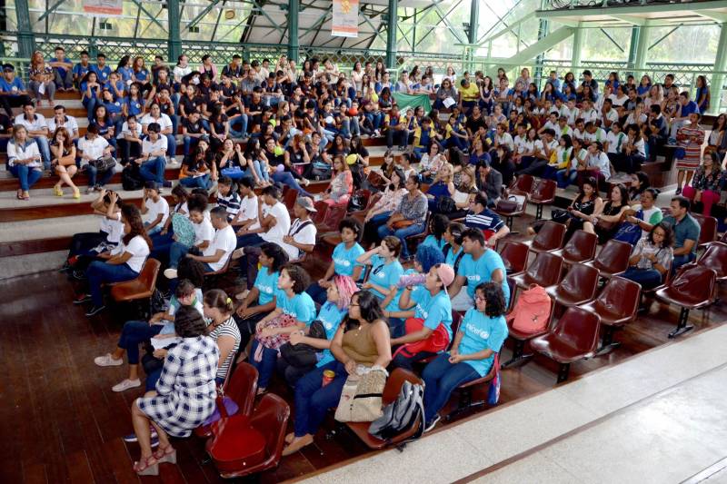Um encontro de adolescentes, promovido pelo Comitê Estadual de Enfrentamento à Violência Sexual contra Crianças e Adolescentes do Pará, reuniu, nesta sexta-feira (13), no Teatro Gasômetro, em Belém, técnicos de vários órgãos públicos e representantes do Poder Judiciário, Ministério Público e de entidades civis que atuam no combate à violência sexual contra menores. A Secretaria de Estado de Educação (Seduc), membro do Comitê, participou do encontro, que contou com a presença de 300 pessoas. Um dos objetivos é a revisão do Plano Estadual de Enfrentamento à Violência Sexual Contra Crianças e Adolescentes. A iniciativa serviu também para incentivar o protagonismo infanto-juvenil na prevenção e combate a essa prática criminosa que caracteriza o abuso sexual como crime contra vulnerável, previsto no artigo 217-a do Código Penal (pena de 8 a 15 anos de prisão).

FOTO: ELISEU DIAS / ASCOM SEDUC
DATA: 13.04.2018
BELÉM - PARÁ <div class='credito_fotos'>Foto: Eliseu Dias / Ascom Seduc   |   <a href='/midias/2018/originais/14563b6e-a935-4bf7-9060-8f760b5b4914.jpg' download><i class='fa-solid fa-download'></i> Download</a></div>