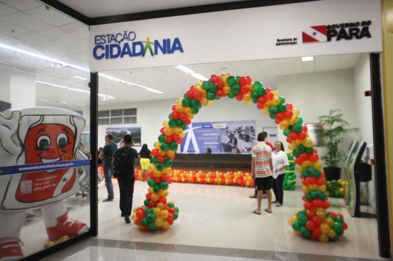 “A minha prioridade é quitar a faculdade da minha filha, é o último ano dela”, disse a operadora de caixa Mônica Vieira, que ganhou R$ 100 mil na 25ª edição do prêmio do Programa Nota Fiscal Cidadã. A entrega simbólica para ela e outros cinco ganhadores dos maiores prêmios foi realizada na manhã desta terça-feira, 11, na Estação Cidadania do shopping Pátio Belém (foto). Mônica trabalha há cinco anos em um supermercado no bairro de Fátima, em Belém. Ela conta que entrou no programa logo que foi criado, em 2012, mas que a princípio ficou com receio de incluir sua conta bancária nos dados do cadastro. “Depois que alguns clientes meus falaram que já tinham ganhado 100, 200 reais, decidi voltar e incluir minha conta. A maioria das pessoas pensa que é controle de gastos, que não é bom. Mas não é isso”, disse.

FOTO: MARCELO LELIS / AG. PARÁ
DATA: 11.12.2018
BELÉM - PARÁ <div class='credito_fotos'>Foto: Marcelo Lelis / Ag. Pará   |   <a href='/midias/2018/originais/1461fd41-e87f-4a47-944d-5b258b9f8884.jpg' download><i class='fa-solid fa-download'></i> Download</a></div>