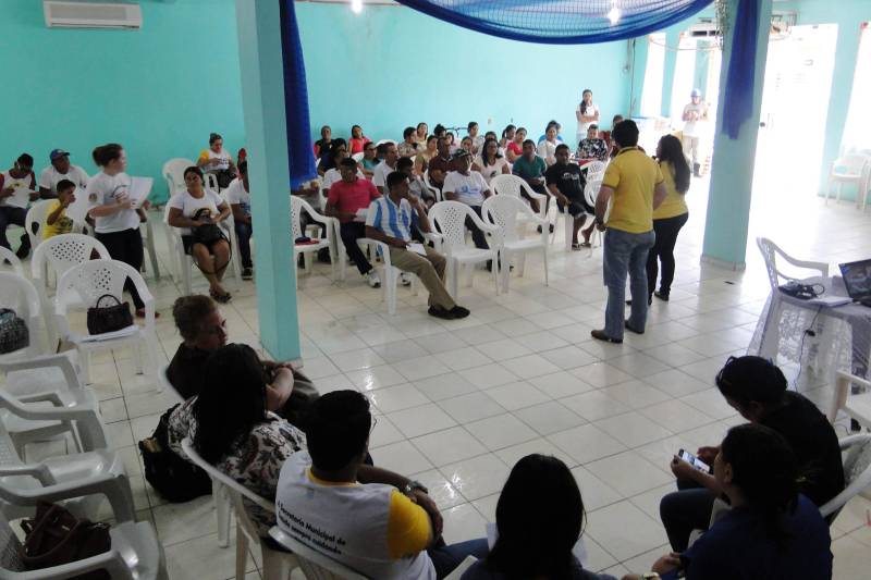 Conscientizar a população para adoção de medidas que contribuam para a prevenção e controle da raiva foi o objetivo da ação educativa realizada pela Agência de Defesa Agropecuária do Estado do Pará (Adepará) nos municípios de Melgaço, Portel e Breves, localizados no Arquipélago do Marajó. A ação, que ocorreu no período de 4 a 8 de junho, foi voltada para estudantes, produtores, agentes comunitários de saúde e a comunidade em geral. Foram realizadas reuniões de padronização com servidores das unidades locais da Adepará, entrevista em rádio e TV, palestras nas escolas e nas comunidades e oficina para os agentes comunitários de saúde. Ao todo, participaram das oficinas 160 agentes comunitários e mais de 250 estudantes de nível fundamental e médio.
FOTO: ASCOM ADEPARÁ
DATA: 08.05.2018
MELGAÇO - PARÁ <div class='credito_fotos'>Foto: ASCOM ADEPARÁ | <a href='/midias/2018/originais/146612e3-22e2-4b2e-b143-bcff62d158a9.jpg' download><i class='fa-solid fa-download'></i> Download</a></div>