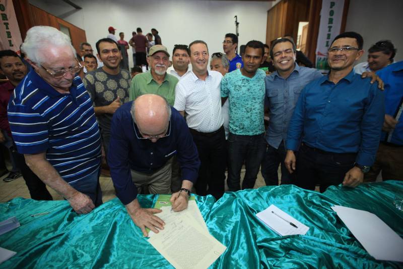 O produtor rural Nilson Corrêa da Silva, 23 anos, mora na comunidade Santo Ezequiel Moreno e produz alimentos em 700 hectares de terra na agrovila Acutipereira, no município de Portel, no arquipélago do Marajó. Mesmo morando e produzindo alimentos na comunidade, ele não possuía título de propriedade de terra. Para beneficiar produtores como Nilson, o governador Simão Jatene entregou, na manhã desta sexta-feira (23), títulos coletivos que beneficiaram mais de mil famílias. Os títulos também beneficiaram comunidades remanescentes de quilombos e povos tradicionais do município marajoara. O Pará foi o Estado que mais titulou áreas em prol dos remanescentes de quilombos no Brasil. Das 170 comunidades tituladas no país, 62 estão no Pará, sendo que destas 53 foram tituladas pelo Instituto de Terras do Pará (Iterpa).

FOTO: MÁCIO FERREIRA / AG. PARÁ
DATA: 23.03.2018
PORTEL - PARÁ <div class='credito_fotos'>Foto: MÁCIO FERREIRA/ AG. PARÁ   |   <a href='/midias/2018/originais/146a88f1-751d-45cf-b5ad-6de105eed2d5.jpg' download><i class='fa-solid fa-download'></i> Download</a></div>