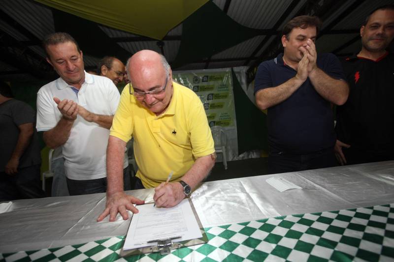 O município de São Francisco do Pará recebeu, neste sábado (30), uma ordem de serviço para o asfaltamento de 5 quilômetros de suas ruas, um investimento de quase R$ 2 milhões. A ação é uma realização do Governo do Estado, por meio da Secretaria de Estado de Desenvolvimento Urbano e Obras Públicas (Sedop), e tem a parceria da Assembleia Legislativa do Estado (Alepa) e da prefeitura do município beneficiado. O evento de entrega ocorreu de 18h às 20h, no Centro de Referência e Assistência Social (Cras) da cidade. A iniciativa faz parte de uma ação maior, já realizada em Viseu, Augusto Corrêa, Tracuateua, Bonito, Floresta do Araguaia, Curionópolis, São João da Ponta, Curuçá, Terra Alta, Sapucaia, Redenção, Capanema, Bragança, São Domingos do Capim e outros municípios. Nos 14 municípios citados, foram destinados mais de R$ 42 milhões para a pavimentação asfáltica em cerca de 95 quilômetros. Na foto, o senador Flexa Ribeiro.
FOTO: SIDNEY OLIVEIRA / AG. PARÁ
DATA: 30.06.2018
SÃO FRANCISCO - PARÁ <div class='credito_fotos'>Foto: Sidney Oliveira/Ag. Pará | <a href='/midias/2018/originais/146e2b98-2492-44f9-8064-af694b241e01.jpg' download><i class='fa-solid fa-download'></i> Download</a></div>