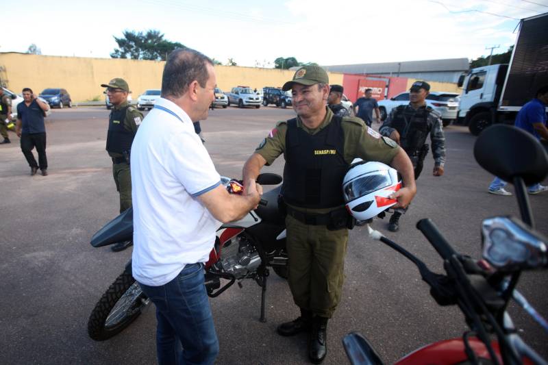 Os batalhões de Policiamento da PM de Barcarena e Abaetetuba (foto), no Baixo Tocantins, receberam na tarde desta quinta-feira (21), 14 viaturas e 20 motocicletas para o reforço da segurança pública nas cidades. Os dois municípios pertencem ao Comando de Policiamento Regional IX, que realiza o policiamento em 10 municípios da região. O CPR IX também está formando 134 novos policias que deverão ser integrados ao policiamento no mês de julho. Participaram da entrega o comandante geral da PM, coronel Hilton Benigno, o presidente da Assembleia Legislativa do Pará (Alepa), deputado estadual Márcio Miranda e os deputados Ana Cunha e Celso Sabino. O coronel Hilton Benigno comentou que toda a frota de veículos da PM foi renovada. “A renovação traz melhores condições de trabalho ao policial”, afirmou.
FOTO: THIAGO GOMES / AG. PARÁ
DATA: 21.06.2018
ABAETETUBA- PARÁ <div class='credito_fotos'>Foto: Thiago Gomes /Ag. Pará | <a href='/midias/2018/originais/147041df-172c-4a30-bb59-e19cb8580b07.jpg' download><i class='fa-solid fa-download'></i> Download</a></div>