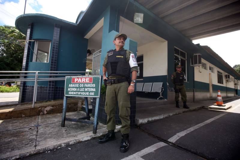 A Polícia Militar do Pará (PMPA) está substituindo 400 policiais da ativa que estão em trabalho interno e administrativo por policiais da reserva. O orgulho é compartilhado pelo cabo Luis Carlos Venceslau, 53 anos (foto).
FOTO: SIDNEY OLIVEIRA / AG. PARÁ
DATA: 16.05.2018
BELÉM - PARÁ <div class='credito_fotos'>Foto: Sidney Oliveira/Ag. Pará | <a href='/midias/2018/originais/147cc99b-9eee-46da-9684-b479356ca10b.jpg' download><i class='fa-solid fa-download'></i> Download</a></div>