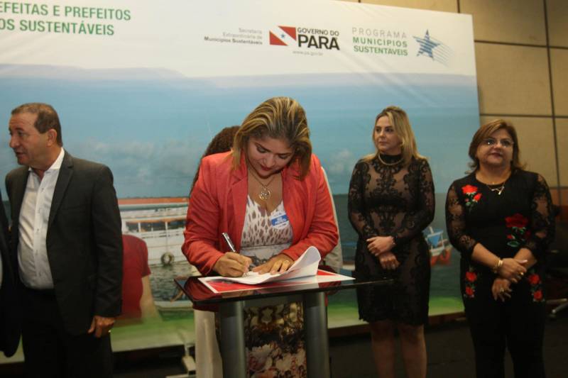 Prefeitos de 21 municípios assinaram, nesta quinta-feira (8), convênios e receberam do Governo do Estado mais de R$ 50 milhões em recursos para obras e serviços. A assinatura dos convênios marcou o encerramento da terceira reunião do Fórum Permanente de Prefeitas e Prefeitos dos Municípios Sustentáveis, no Hangar Convenções e Feiras da Amazônia, em Belém. O governador Simão Jatene recebeu os gestores durante a assinatura dos convênios. O presidente da Assembleia Legislativa do Estado, deputado Márcio Miranda; a secretária de Municípios Sustentáveis, Izabela Jatene; a secretária de Educação, Ana Cláudia Hage; e os deputados federais Nilson Pinto e Hélio Leite também participaram da cerimônia. Na foto, Prefeita do Acará - Amanda martins.
FOTO: SIDNEY OLIVEIRA / AG PARÁ
DATA: 08.02.2018
BELÉM - PARÁ <div class='credito_fotos'>Foto: Sidney Oliveira/Ag. Pará | <a href='/midias/2018/originais/148a63d1-6b86-440e-8440-34cc3d7b69d7.jpg' download><i class='fa-solid fa-download'></i> Download</a></div>