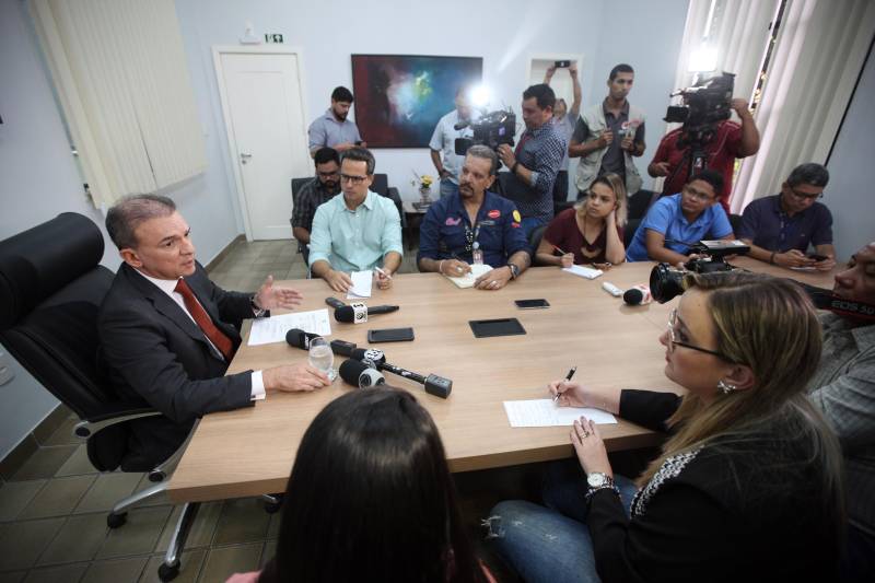 A Procuradoria Geral do Estado (PGE) protocolou, na manhã desta terça-feira (3), na 1ª Vara Cível e Empresarial, na Comarca de Barcarena, Ação Civil Pública Ambiental em que busca a reparação dos problemas ocasionados pelo lançamento de águas pluviais não tratadas pela empresa Hydro em áreas localizadas próximas da refinaria, em Barcarena, no Pará. Na ação, a PGE solicita que seja disponibilizado em juízo, de forma cautelar, o valor de R$ 250 milhões, ou que a Hydro apresente garantias idôneas para a reparação dos prejuízos em sua integralidade. De acordo com a ação, assinada pelo procurador-geral do Estado, Ophir Cavalcante Junior (foto), e pela procuradora Tátilla Passos Brito, o valor de R$ 200 milhões deve ser destinado ao pagamento de indenização por parte da empresa Hydro por danos morais coletivos. A ação também requer o valor de R$ 50 milhões diante do dano material ocasionado pela empresa.
FOTO: THIAGO GOMES / AG. PARÁ
DATA: 03.04.2018
BELÉM - PARÁ <div class='credito_fotos'>Foto: Thiago Gomes /Ag. Pará | <a href='/midias/2018/originais/1496a317-1c9f-4a87-8394-b6c60ca56515.jpg' download><i class='fa-solid fa-download'></i> Download</a></div>