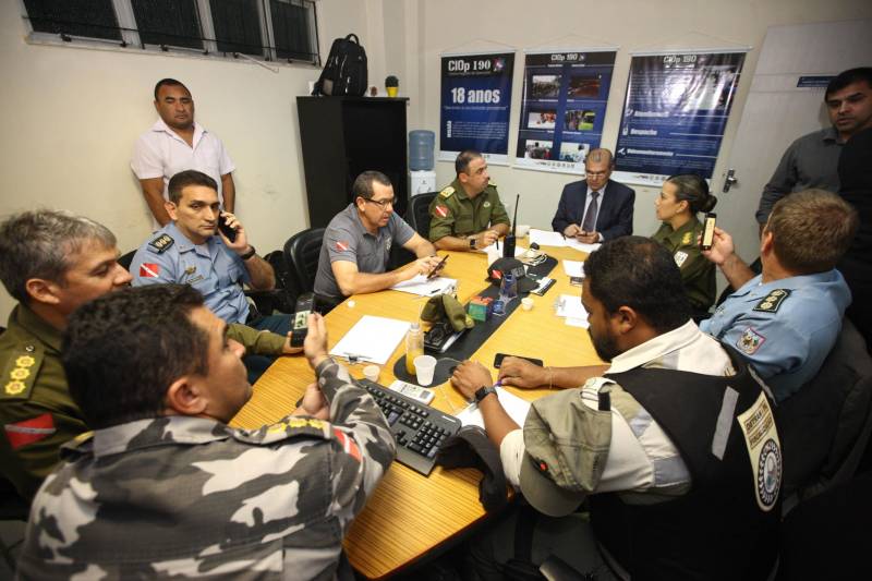 O comando do Sistema de Segurança Pública do Pará montou uma sala de situação no Centro Integrado de Operações (Ciop) (foto), nesta segunda-feira (9) após a morte de dois policiais militares, um na noite de domingo (8) e outro na manhã de segunda-feira. Por ordem do governador Simão Jatene, a Divisão de Homicídios recebeu um reforço de policiais para a investigação dos crimes e uma divisão especial foi criada, este ano, para investigar os assassinatos de policias no estado.
FOTO: MARCELO LÉLIS / AG. PARÁ
DATA: 09.04.2018
BELÉM - PARÁ <div class='credito_fotos'>Foto: Marcelo Lelis / Ag. Pará | <a href='/midias/2018/originais/149b431a-51b9-40bc-8384-0b86b1ceee0d.jpg' download><i class='fa-solid fa-download'></i> Download</a></div>