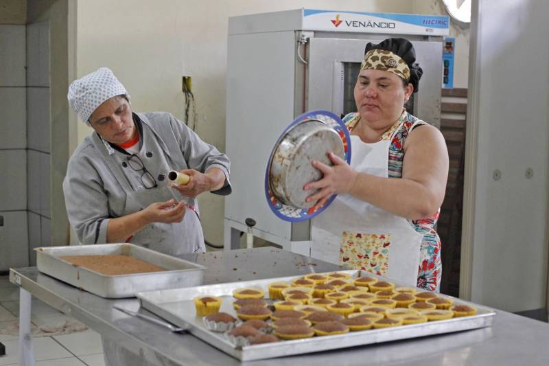 Quinze Internas custodiadas no Centro de Recuperação Feminino (CRF), localizado em Ananindeua (Região Metropolitana de Belém), participaram do curso “Preparo de Bolos Tradicionais”. Na foto, Raimunda Rodrigues (e) e Ediana Souza.

FOTO: AKIRA ONUMA / ASCOM SUSIPE
DATA: 29.11.2018
ANANINDEUA - PARÁ <div class='credito_fotos'>Foto: Akira Onuma / Ascom Susipe   |   <a href='/midias/2018/originais/14a8e2a7-6f1f-4cc4-b6bd-9b696552fb7a.jpg' download><i class='fa-solid fa-download'></i> Download</a></div>