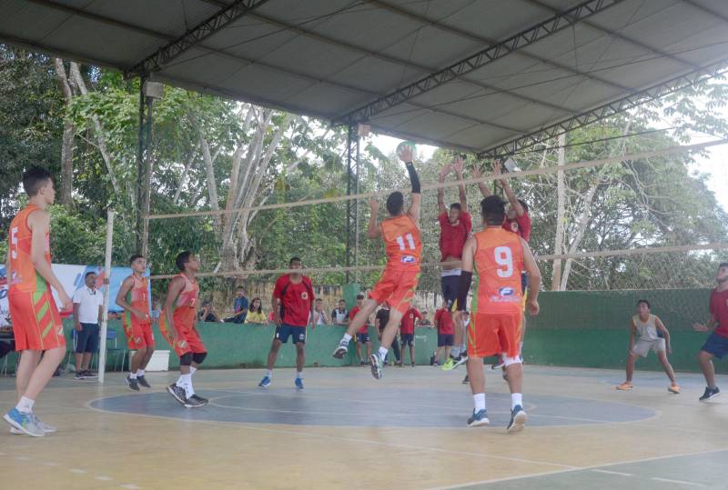 A etapa regional dos Jogos Estudantis Paraenses (Jeps), realizada de 16 a 19 de maio, no município de Igarapé-Açu, no nordeste do Estado, selecionou os times que vão disputar a etapa estadual, em junho, em Belém. Depois dos quatro dias de disputas, Castanhal foi apontada como a delegação que levará para a próxima etapa o maior número de times.
FOTO: RAI PONTES / ASCOM SEDUC
DATA: 20.05.2018
IGARAPÉ-AÇU - PARÁ <div class='credito_fotos'>Foto: Rai Pontes/Ascom Seduc | <a href='/midias/2018/originais/14ad15dc-4ad9-423a-bea3-066ab2dc982c.jpg' download><i class='fa-solid fa-download'></i> Download</a></div>