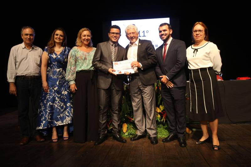 A servidora pública estadual Terezinha Medeiros, 61 anos, que trabalha há 33 na Fundação Santa Casa de Misericórdia do Pará foi a sorteada entre 53 servidores para receber o Prêmio de Servidor Nota 10 de 2018. Ela representa os 107 mil servidores que fazem parte do quadro do Governo do Pará. A premiação aconteceu durante cerimônia realizada na noite desta terça-feira (6), no Teatro Margarida Schivasappa (Centur). Esta foi a 11ª edição do Prêmio Servidor Nota 10.
FOTO: CARLOS SODRÉ / AG. PARÁ
DATA: 06.11.2018
BELÉM - PARÁ <div class='credito_fotos'>Foto: CARLOS SODRÉ / AG. PARÁ | <a href='/midias/2018/originais/14b1ca8f-999d-48e4-a034-a52a84288de6.jpg' download><i class='fa-solid fa-download'></i> Download</a></div>