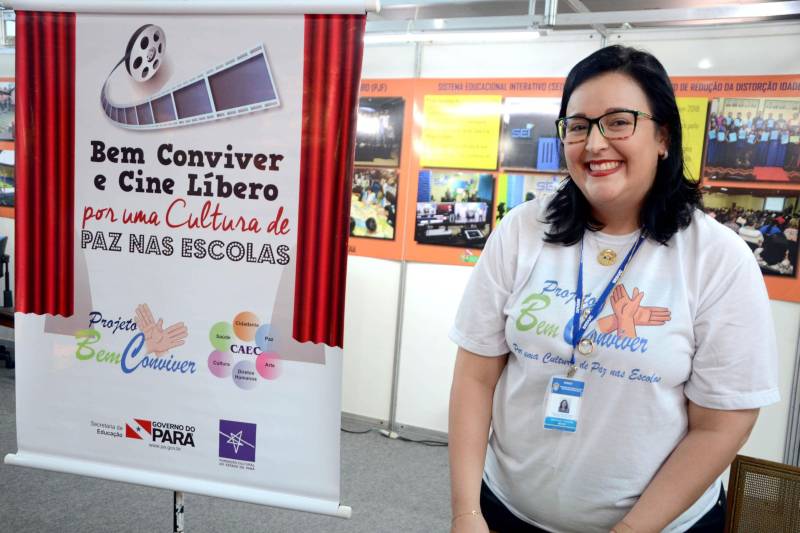 Uma ação de divulgação do projeto "Bem conviver por uma cultura de paz nas escolas" foi realizada nesta segunda-feira, 4, durante a 22ª Feira Pan-Amazônia do Livro, que ocorre até o dia 10 de junho no Hangar Centro de Convenções e Feiras da Amazônia. A iniciativa tem a coordenação de Ações Educacionais Complementares (Caec), da Secretaria de Estado de Educação (Seduc). O objetivo do projeto, criado em 2012, é promover um ambiente escolar de paz. Entre as temáticas abordadas estão meio ambiente, direitos humanos e saúde. O cinema é uma das ferramentas utilizadas como recurso didático e, em 2018, sessões do filme "Extraodinários" foram realizadas no Cine Líbero Luxardo, em parceria com a Fundação Cultural do Pará (FCP). Também já ocorreram debates sobre temas como ética, bullying, violência sexual e outros. De acordo com psicopedagoga da Caec, Rafaella Rego Barros (foto) "realizamos o trabalho junto às escolas levantando essas bandeiras a cerca da prevenção à violência, a fim de promover a cultura de paz nas escolas", explica.

FOTO: ELISEU DIAS / ASCOM SEDUC
DATA: 04.06.2018
BELÉM - PARÁ <div class='credito_fotos'>Foto: Eliseu Dias / Ascom Seduc   |   <a href='/midias/2018/originais/14ba3ffa-211f-41a6-9bd1-2cf9e2d24904.jpg' download><i class='fa-solid fa-download'></i> Download</a></div>